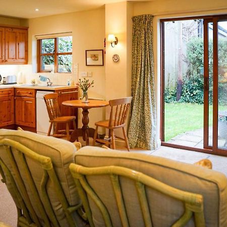 Honeysuckle Cottage North Mundham Bagian luar foto