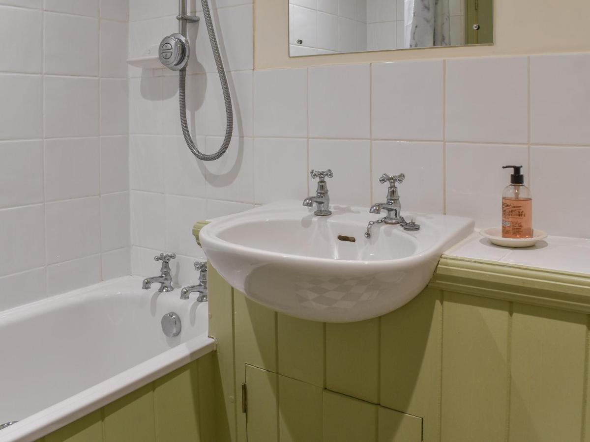 Honeysuckle Cottage North Mundham Bagian luar foto